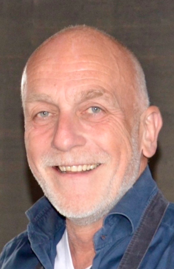 Portret van Peter de Bruin, zwart-wit, peinzend